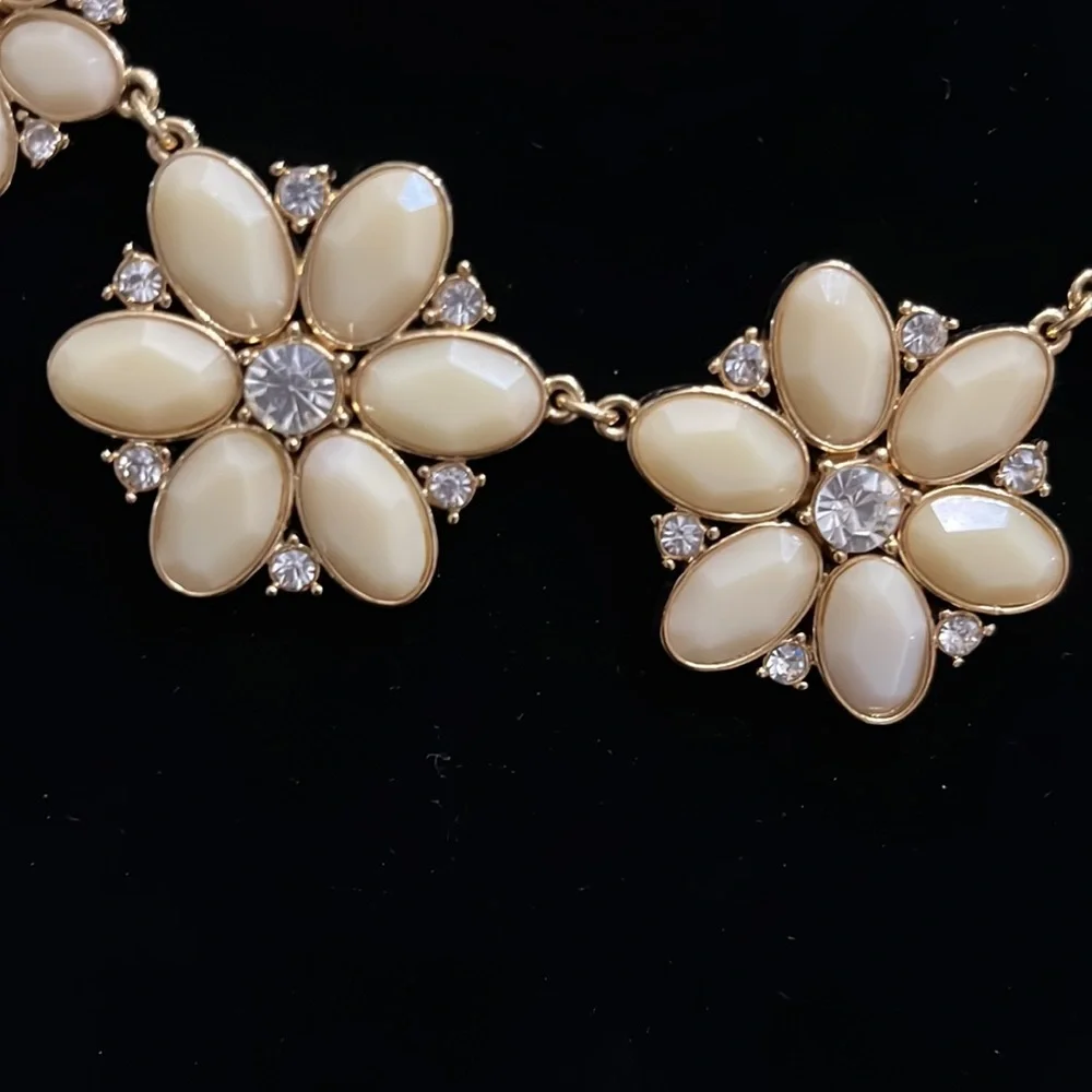 Kate Spade Floral cream daisy flower statement necklace